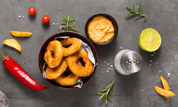 Vue de dessus des frites avec du sel et du piment