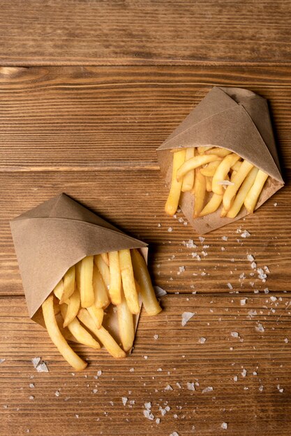 Vue de dessus des frites avec du sel