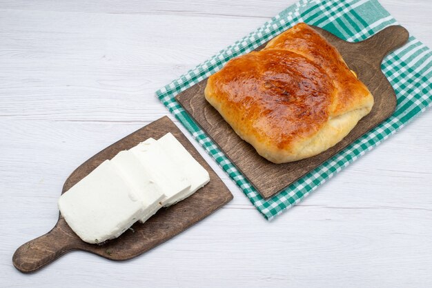 Vue de dessus fromage blanc avec pâtisserie de pain chaud sur le petit déjeuner de nourriture de pain de fond blanc