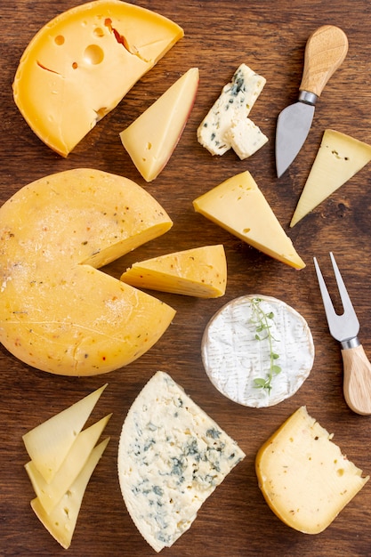 Vue de dessus fromages affinés sur une table