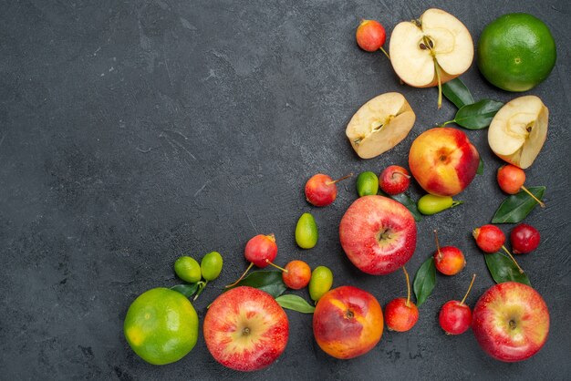 Vue de dessus de fruits au loin différents bonbons fruits et baies sur la table