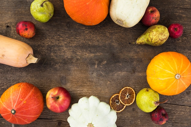 Vue de dessus avec fruits d'automne et copie