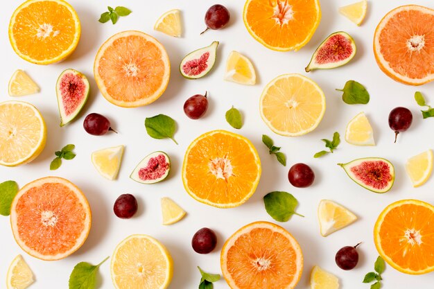 Vue de dessus des fruits biologiques sur la table