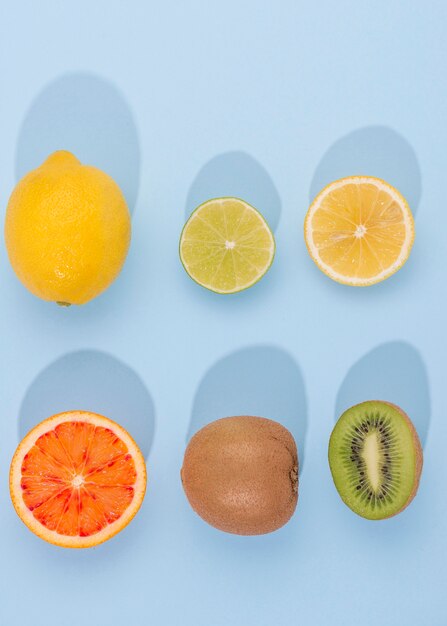 Vue de dessus des fruits biologiques sur la table