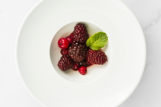 Vue de dessus des fruits des bois dans un bol