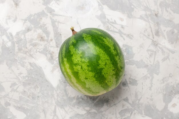 Vue de dessus fruits entiers de pastèque fraîche sur l'espace blanc