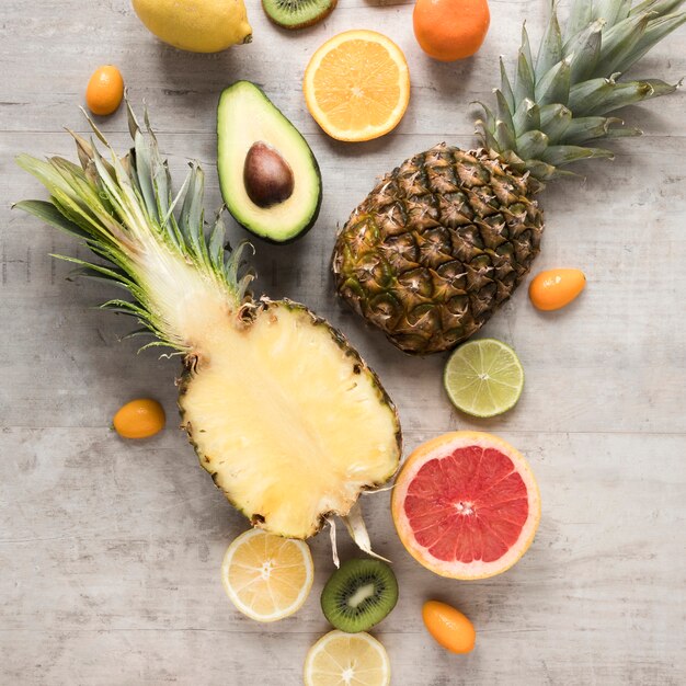 Vue de dessus des fruits exotiques sur la table