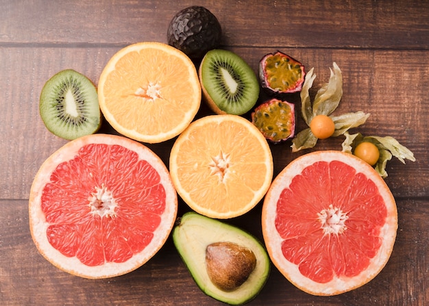 Vue de dessus des fruits exotiques sur la table