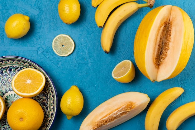 Photo gratuite vue de dessus de fruits sur fond bleu