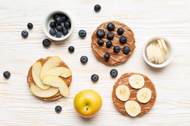 Vue de dessus des fruits sur fond de bois