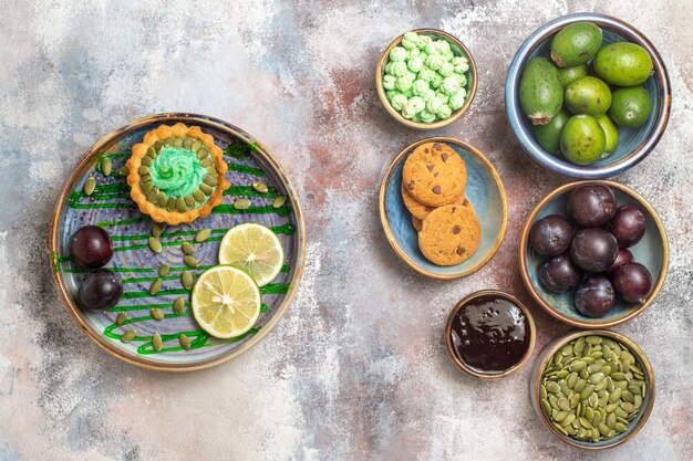 Vue de dessus des fruits frais avec des biscuits et des gâteaux