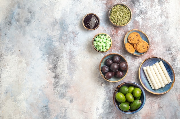 Vue de dessus des fruits frais avec des bonbons