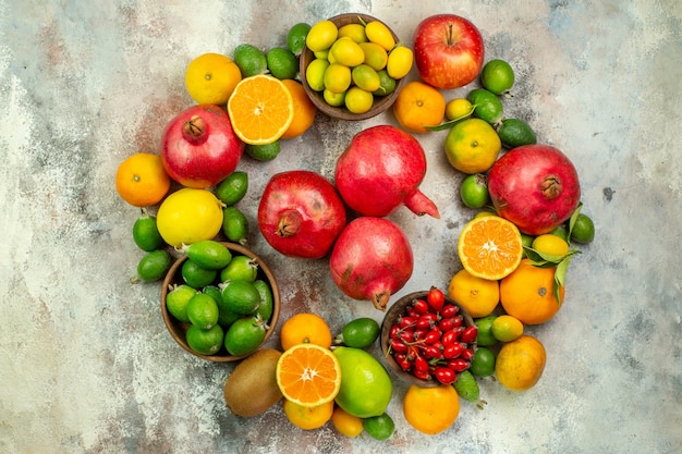 Vue de dessus des fruits frais différents fruits moelleux sur fond blanc arbre de santé d'agrumes couleur baies mûres savoureuses