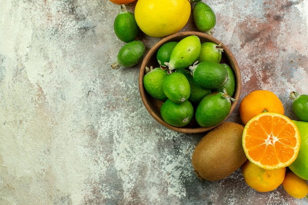 Photo gratuite vue de dessus des fruits frais différents fruits moelleux sur fond blanc arbre savoureux régime mûr couleur berry agrumes