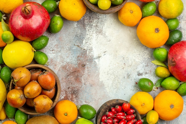 Vue de dessus fruits frais différents fruits moelleux sur fond blanc baies mûres couleur savoureuse santé des arbres