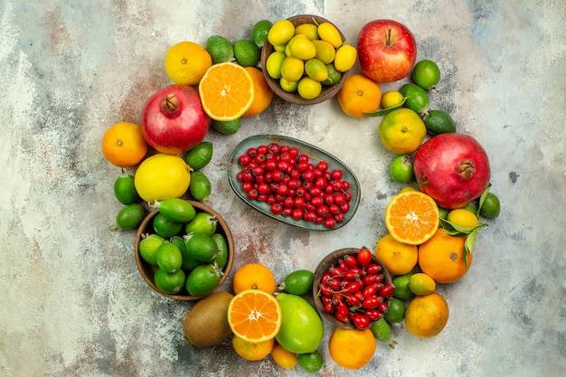 Vue de dessus des fruits frais différents fruits moelleux sur fond blanc couleur de l'arbre de santé savoureux agrumes de baies mûres