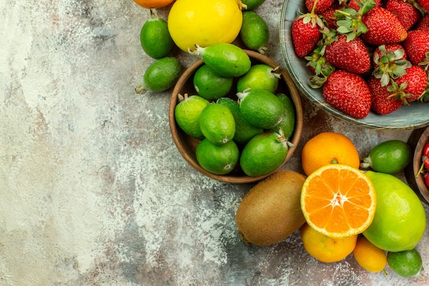 Vue de dessus des fruits frais différents fruits moelleux sur fond blanc santé arbre couleur savoureux agrumes mûrs