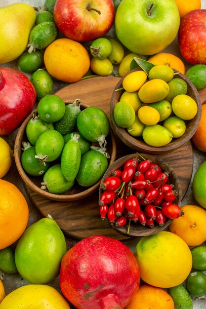 Vue de dessus des fruits frais différents fruits mûrs et moelleux sur un bureau blanc