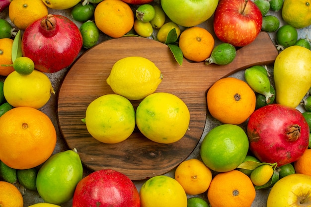 Vue de dessus des fruits frais différents fruits mûrs et moelleux sur fond blanc couleur des baies photo de régime santé savoureuse