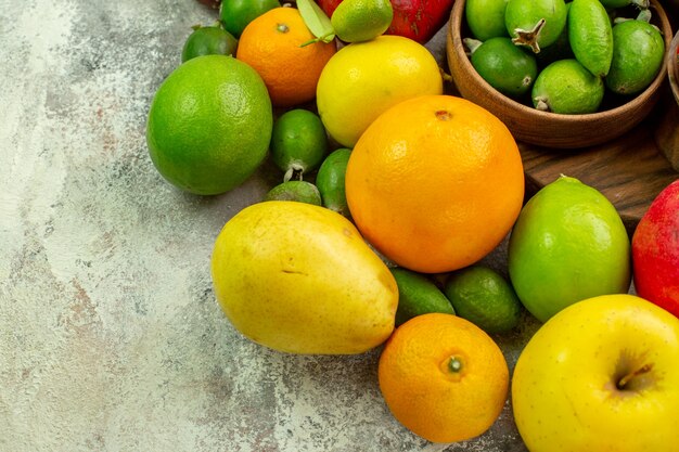 Vue de dessus des fruits frais différents fruits mûrs et moelleux sur fond blanc photo de baies savoureuse alimentation couleur santé