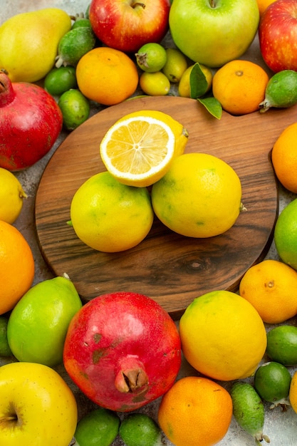 Vue de dessus des fruits frais différents fruits mûrs et moelleux sur fond blanc photo de régime de couleur de baies santé savoureuse