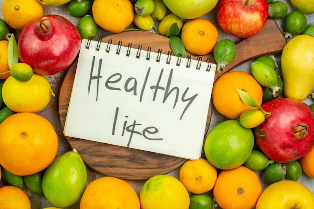 Photo gratuite vue de dessus des fruits frais différents fruits mûrs et moelleux sur fond blanc