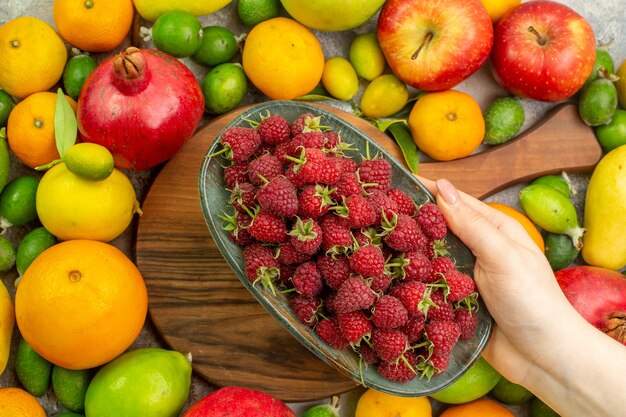 Vue de dessus des fruits frais différents fruits mûrs et moelleux sur fond blanc