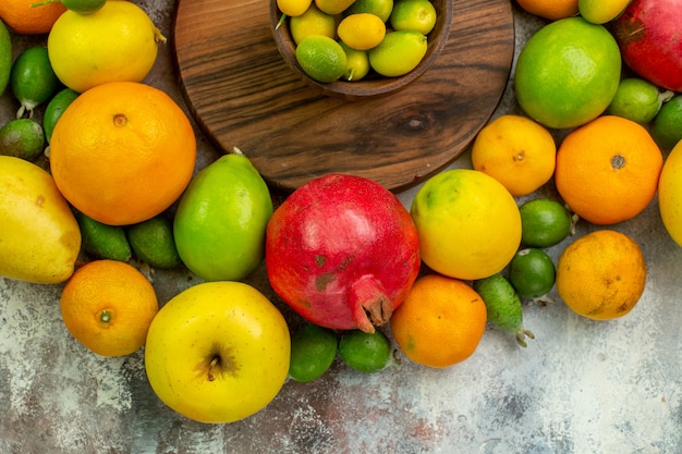 Vue de dessus des fruits frais différents fruits mûrs et moelleux sur fond blanc