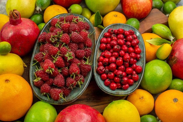 Vue de dessus des fruits frais différents fruits mûrs et moelleux sur fond blanc