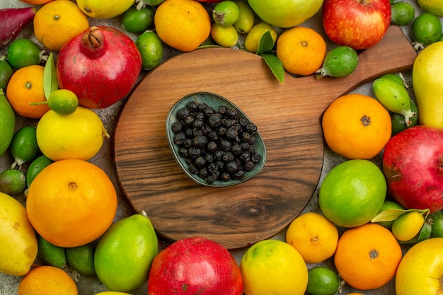 Vue de dessus des fruits frais différents fruits mûrs et moelleux sur fond blanc