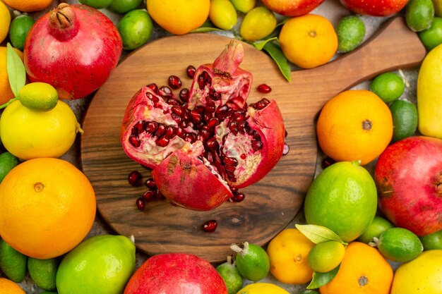 Vue de dessus des fruits frais différents mûrs et moelleux sur fond blanc