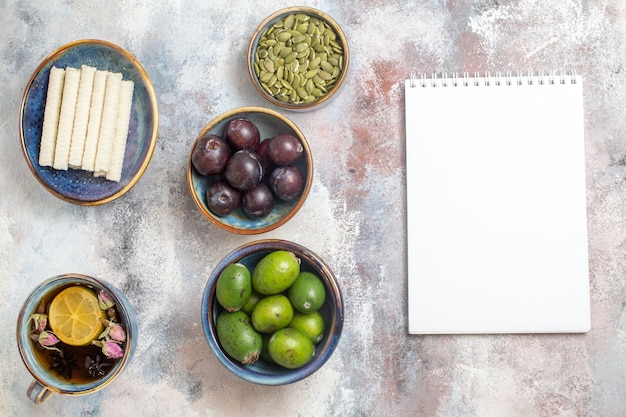 Photo gratuite vue de dessus des fruits frais avec du thé