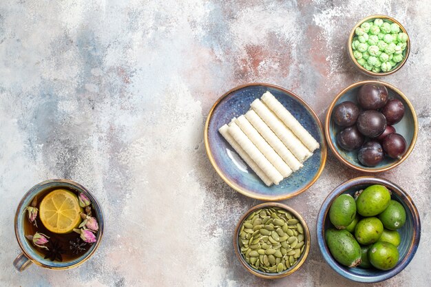 Vue de dessus des fruits frais avec du thé