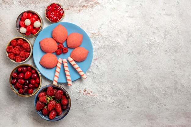 Vue de dessus fruits frais framboises fraises et cornouiller avec des cookies sur un espace blanc