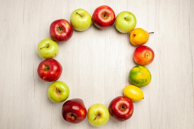 Vue de dessus des fruits frais moelleux et mûrs sur un bureau blanc couleur des fruits des plantes arbre vert frais