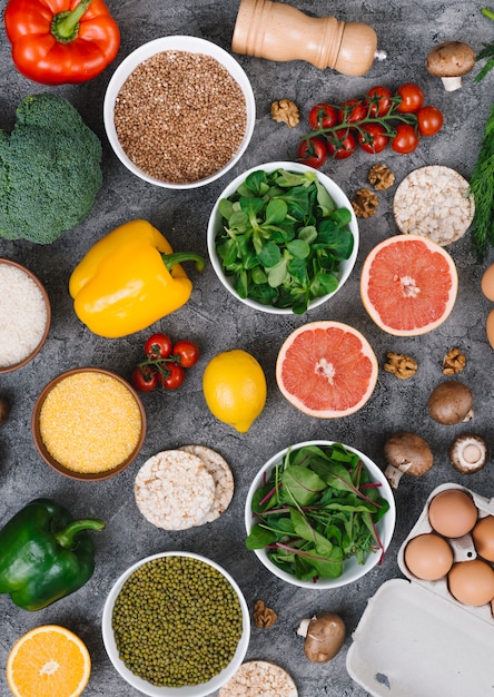 Photo gratuite une vue de dessus de fruits et légumes colorés sur fond de béton