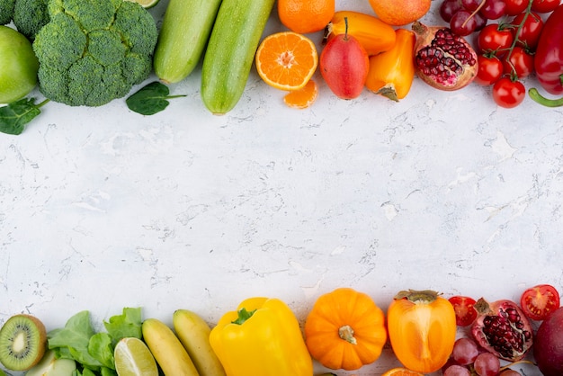 Vue de dessus des fruits et légumes colorés