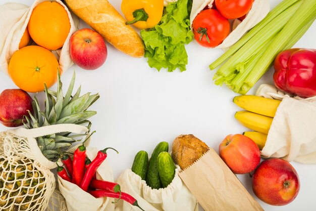Vue de dessus des fruits et légumes dans des sacs réutilisables