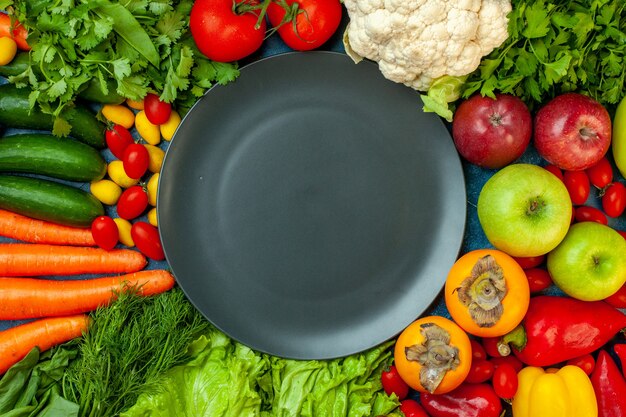 Vue de dessus des fruits et légumes sur fond bleu