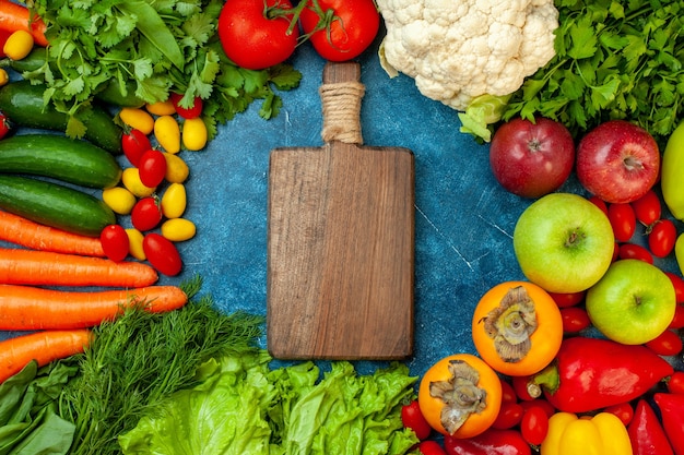 Vue de dessus des fruits et légumes sur fond bleu