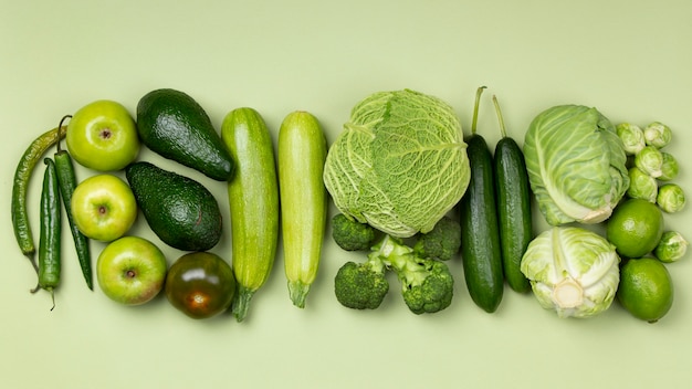 Vue de dessus fruits et légumes verts