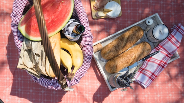 Une vue de dessus de fruits et de pain en pique-nique