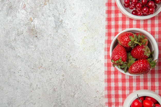 Vue de dessus fruits rouges avec des baies sur un sol blanc baies de fruits frais