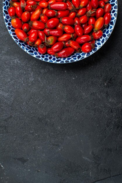 Vue De Dessus Des Fruits Rouges Mûrs Et Des Baies Aigres à L'intérieur Sur Une Surface Grise