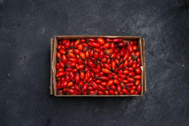 Vue de dessus des fruits rouges mûrs et baies aigres sur une surface grise