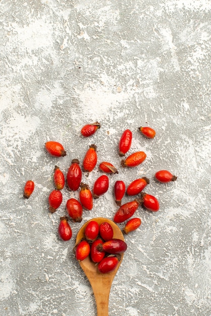 Vue de dessus fruits rouges séchés sur la surface blanche couleur sèche des fruits