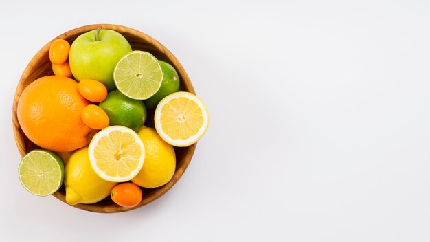 Vue de dessus des fruits savoureux dans un bol