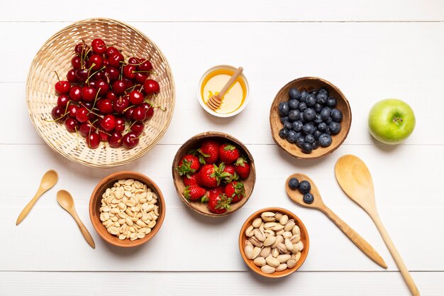 Vue de dessus des fruits savoureux sur fond de bois