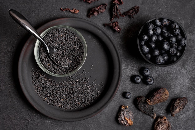 Photo gratuite vue de dessus de fruits secs avec des graines et des bleuets