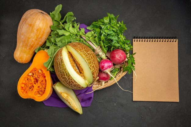 Photo gratuite vue de dessus des fruits tranchés de citrouille mûre fraîche